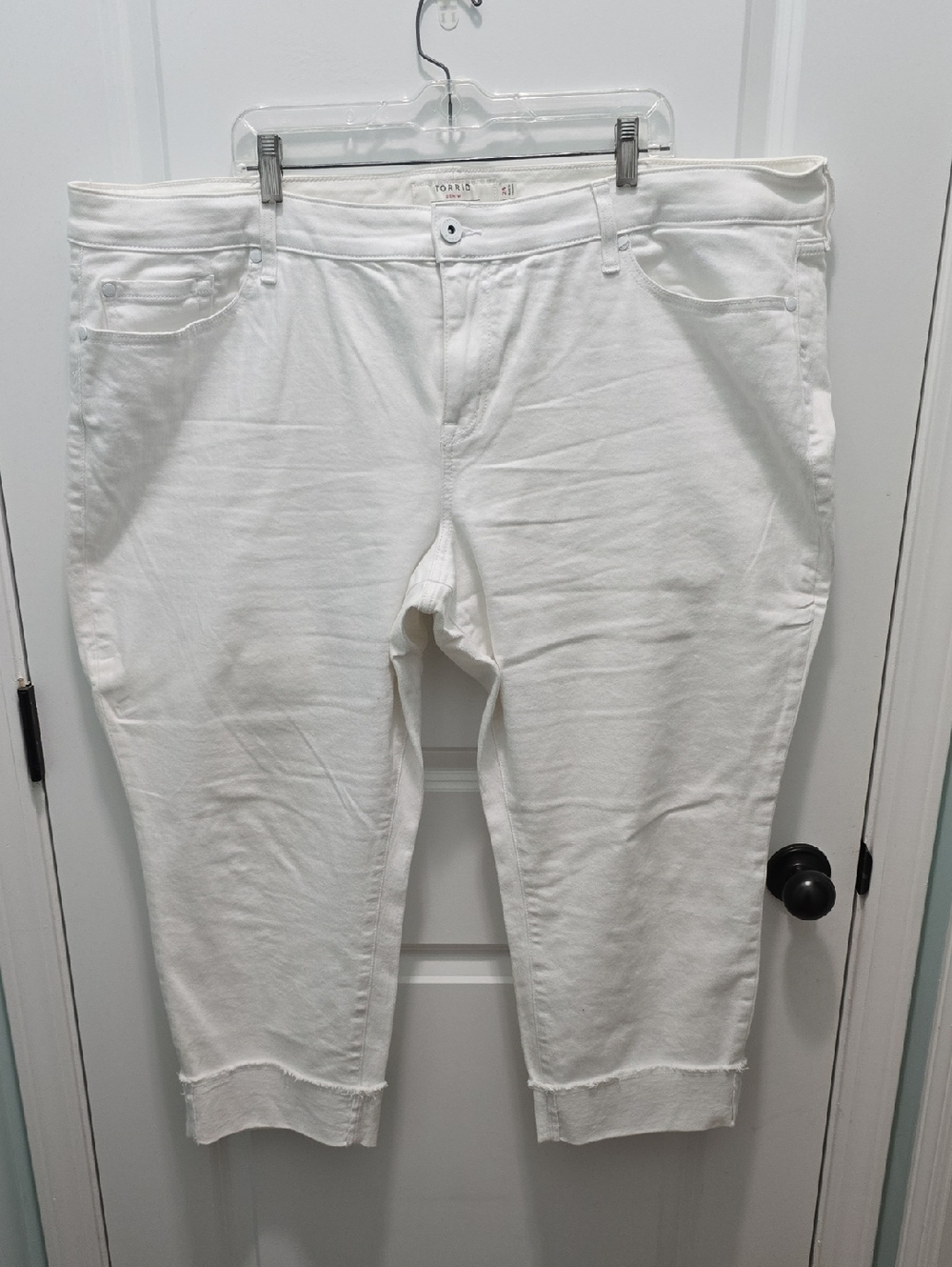 Torrid White Cropped Jeans - Ankle & Cropped Size 24